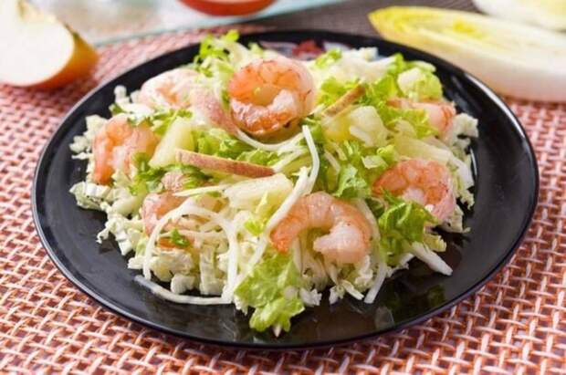 Салат из рисовой лапши с креветками и пекинской капустой