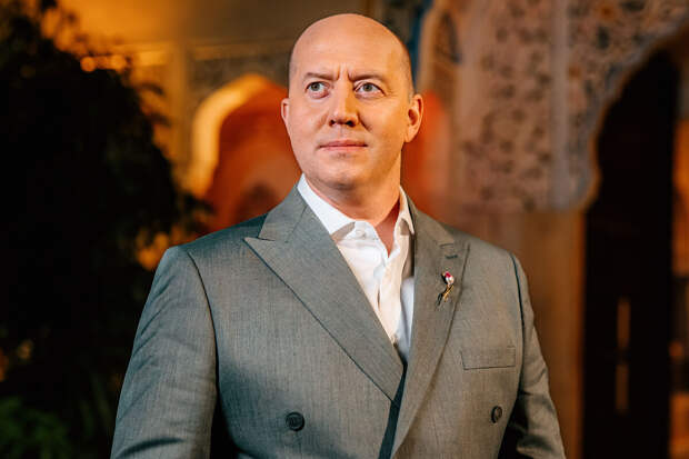 Актер Бурунов взял с собой огромную аптечку на съемки в Индии