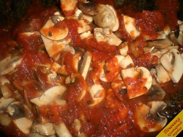 4) Добавить грибы в томатную массу. Накрыть крышку и на очень маленьком огне тушить минут 10. Обязательно соус во время приготовления постоянно мешать, чтобы масса не пригорела. Готово! Соус переложить в соусник и подать к столу.