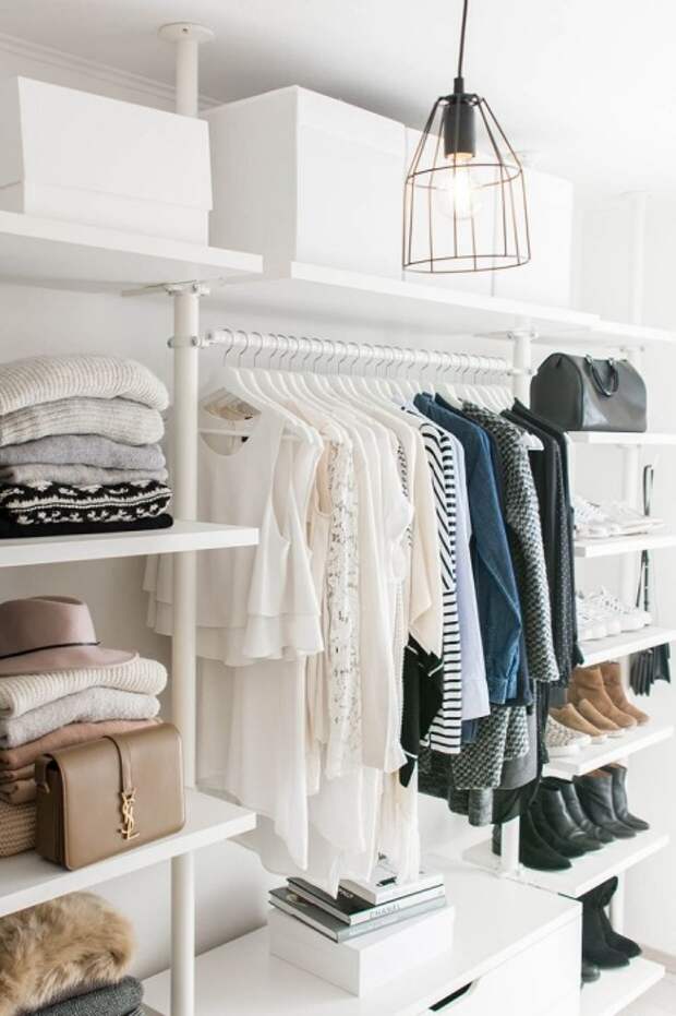 Открытое хранение одежды иногда смотрится неаккуратно. / Фото: Pinterest.com