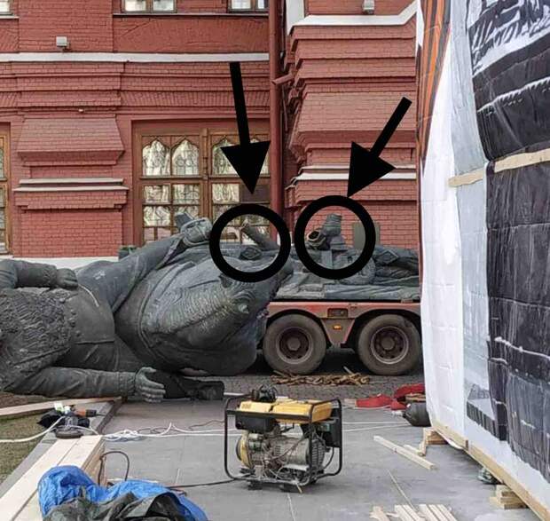 Кто-то поменял памятник маршалу Жукову возле Кремля. История похожа на детектив, но разгадка уже есть