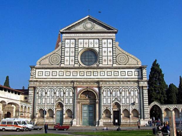 Главная доминиканская церковь города с кружевным фасадом была построена в 14-15 веках, став первой базиликой во Флоренции.