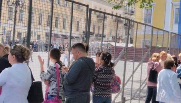К приезду Порошенко в Одессе замаскировали Стену Героев К приезду Порошенко в Одессе замаскировали Стену Героев