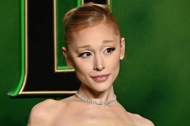 Ариана Гранде высмеяла свою фотосессию с неудачным фотошопом