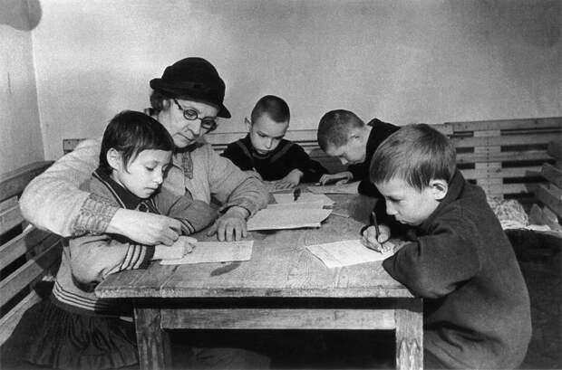 Школьный урок в ленинградском бомбоубежище. 1942.jpg Школьный урок в ленинградском бомбоубежище. 1942.jpg