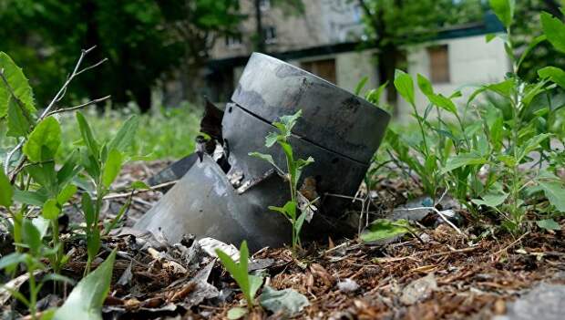 Осколок снаряда на одной из улиц Донецка. Архивное фото