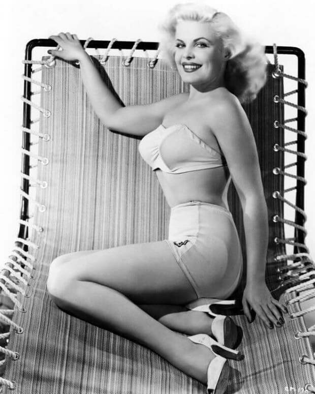 КЛЕО МУР – БИОГРАФИЯ И ГЛАМУРНЫЕ ФОТОГРАФИИ КОРОЛЕВЫ B-MOVIES 1950-Х