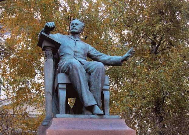 Памятник композитору Чайковскому в Москве