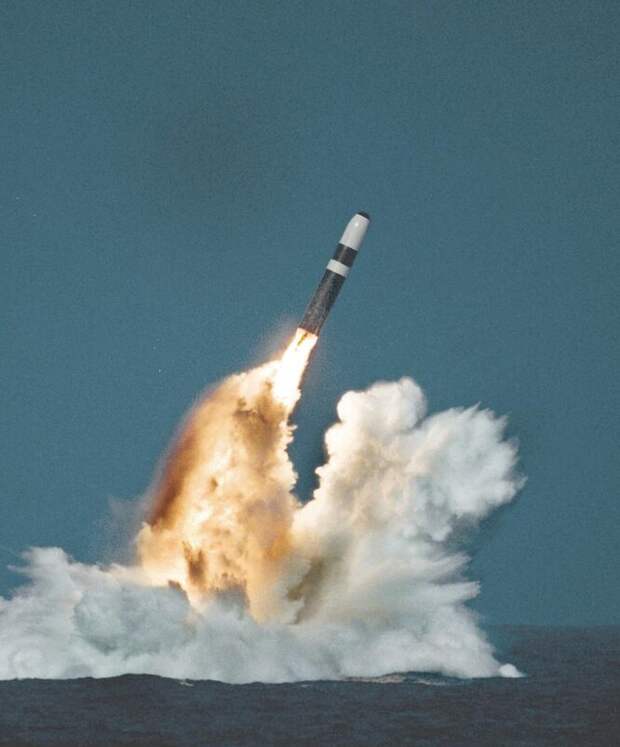 Пуск межконтинентальной ракеты Trident II (США) 