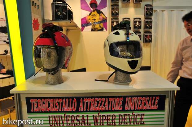 Универсальный стеклоочиститель визора шлема