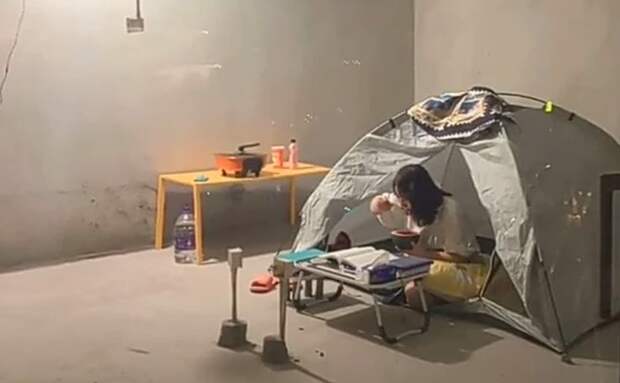 Недавно в сети завирусились ролики, в которых молодые китайцы живут в туристических палатках посреди не достроенных квартир.-5