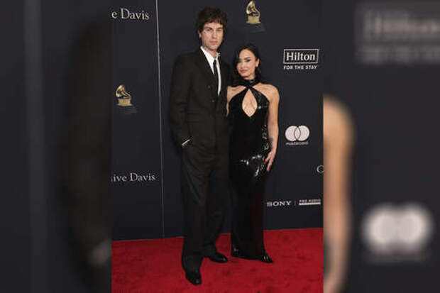 Певица Деми Ловато в платье с глубоким декольте снялась с мужем Джорданом Лютесом