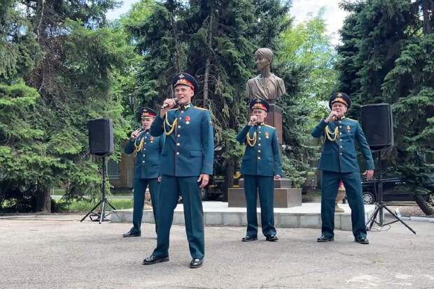 В День защиты детей коллектив ансамбля песни и пляски ЦВО провел концерт для маленьких пациентов республиканской детской клинической больницы в Луганске