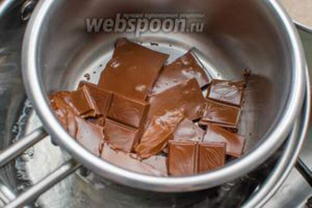 100 г шоколада растопите на водяной бане.