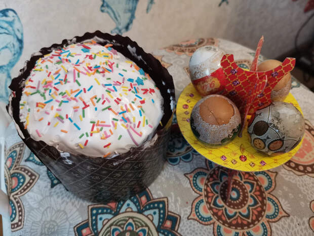 Епископ Силуан объяснил народную традицию приносить на кладбище куличи и яйца