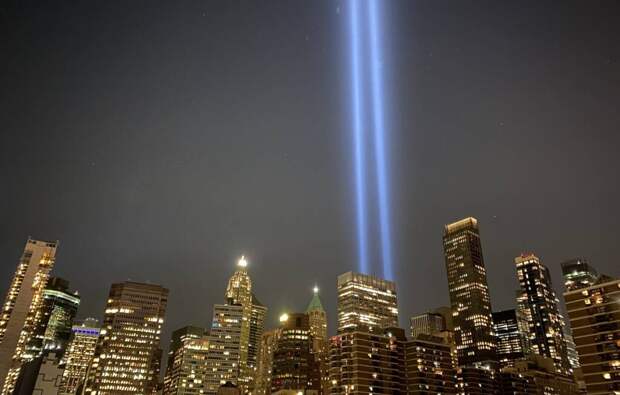 В Нью-Йорке подняли 2 световые колонны в память о погибших 11 сентября