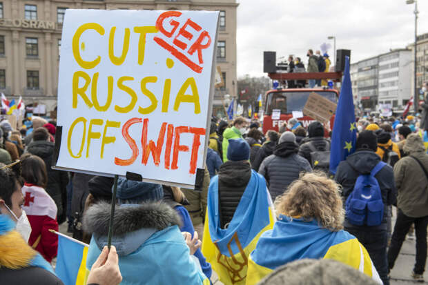 "Помогают побеждать Украину": Евросоюз и G7 готовят санкции против банков с аналогом SWIFT