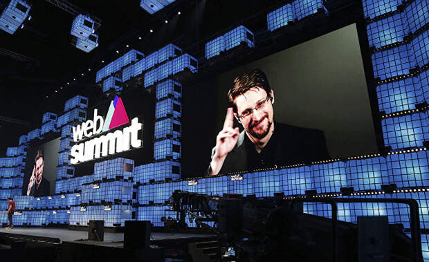 Эдвард Сноуден выступает на конференции в Португалии по видеосвязи