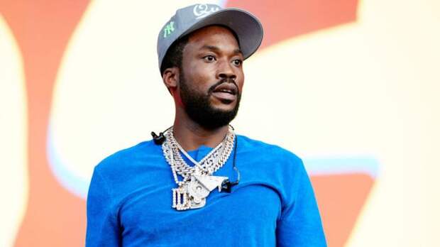 meek mill performing a concert
