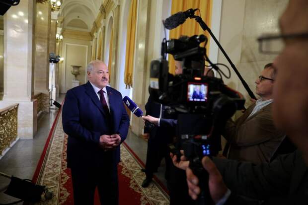 Лукашенко задался вопросом, посещают ли западные политики психиатра