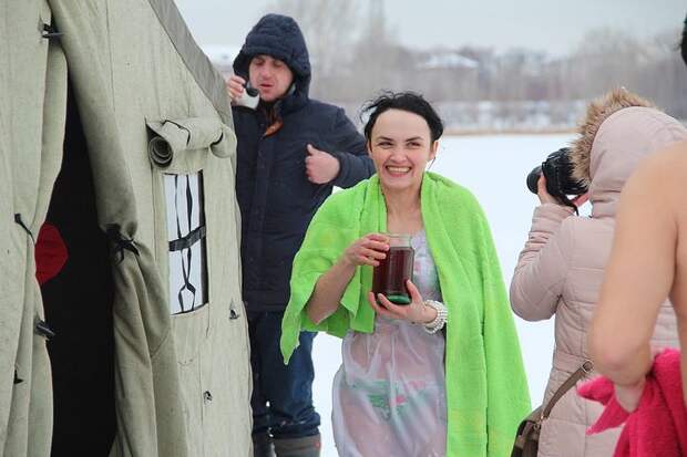 Горячий чай после купания в проруби