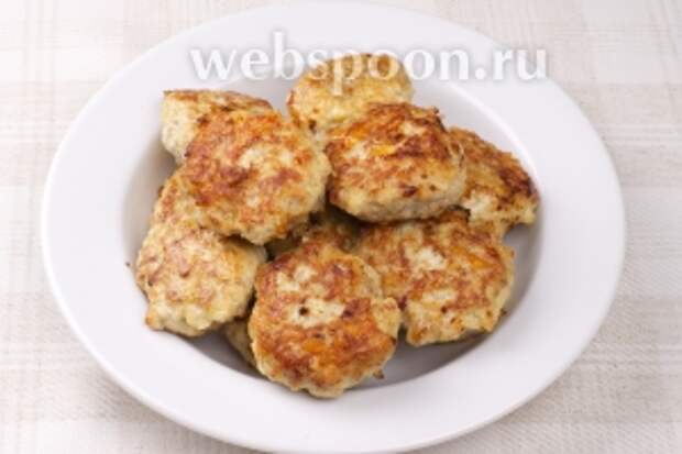 Подавать котлеты с гарниром из овощей. 