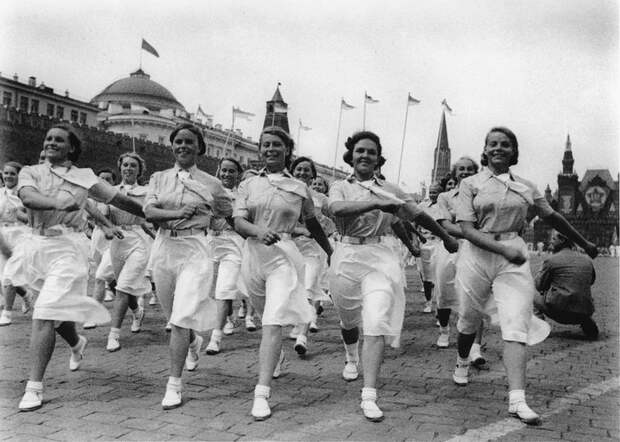Спортсменки института имени Лесгафта на физкультурном параде. 1 мая 1940 года. Спортсменки института имени Лесгафта на физкультурном параде. 1 мая 1940 года.