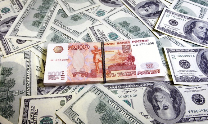 Рублю не понравилось "вторжение" российского гуманитарного конвоя на Украину Рублю не понравилось "вторжение" российского гуманитарного конвоя на Украину