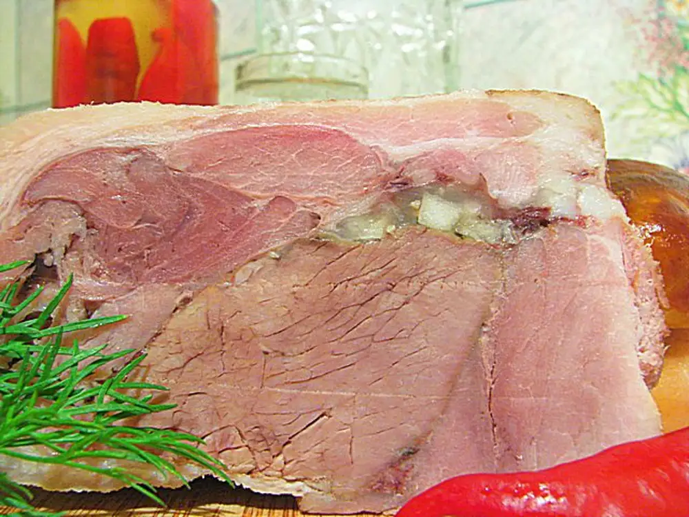 Рецепт прессованного мяса из свиной. Прессованное мясо из свиной рульки. Прессованное мясо из рульки. Прессованное мясо из говядины. Прессованное мясо из свинины.