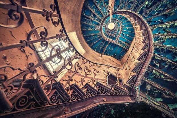 14. Голубая спиральная лестница в европейском замке заброшенные места, крипи, прикол, ужас