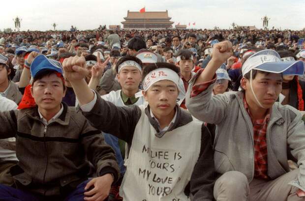 Одна из самых знаменитых фотографий протеста на Тяньаньмэнь-1989. А ведь с обеих сторон противостояния стоят фактически ровесники: студенты и солдаты.-12
