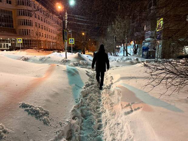 Туляки пожаловались на заснеженные тротуары к школам и детсадам на Бундурина