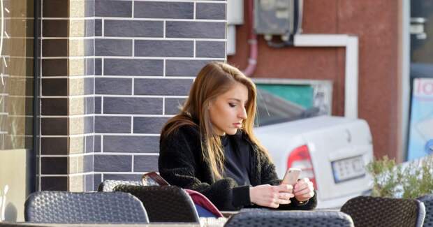 Девушка сидит в кафе