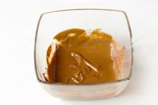 На водяной бане или в микрволновой печи растапливаем шоколад вместе с 0.2 ст. л. подсолнечного рафинированного масла.