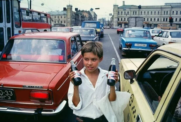 Интересные фотографии 90 -х (часть 37) 90-е, Детство 90-х, Ностальгия, Фотография, Подборка, Знаменитости, Россия, Эпоха, Земфира, Григорий Лепс, Клаудия Шиффер, Поле Чудес, Dendy, Sega, Якубович, 2000-е, Жизнь, Футбольные фанаты, Дети, Длиннопост