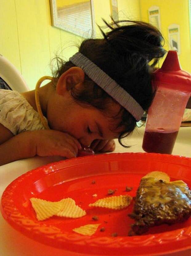 Спать готовить слушать 6. Спать за едой. Ребенок уснул за едой. Малыш уснул за едой.