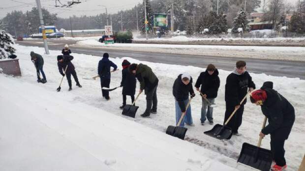 Сегодня учащиеся Бобруйского государственного механико-технологического колледжа провели комплекс работ по благоустройству и...