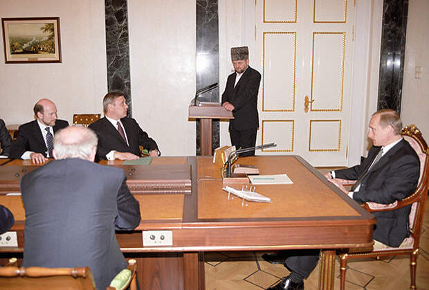 Президент России Владимир Путин на заседании Совета безопасности представляет главу администрации Чечни Ахмата Кадырова, 2000 год