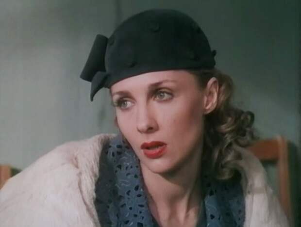 Елена Яковлева в роли Ани, жены капитана Крюкова | Фото: kino-teatr.ru