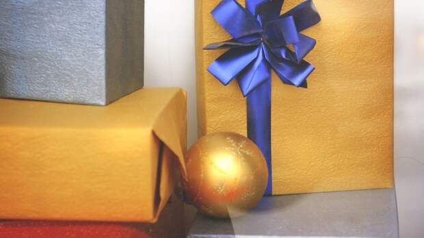 Одежда и сертификаты. Названы самые популярные новогодние подарки у россиян