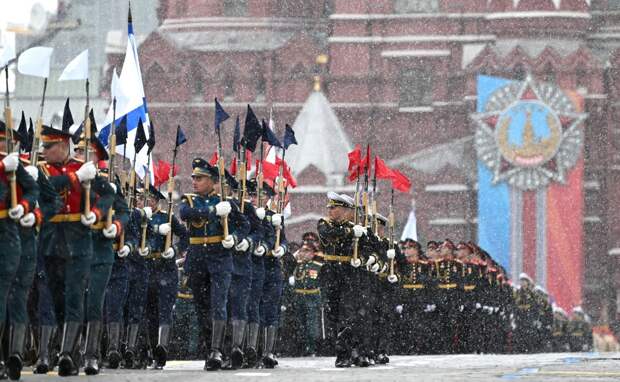 Сегодня, 9 мая, как и миллионы других граждан России, я со своей семьёй смотрел парад Победы на Красной площади. В начале парада, когда на Красную площадь выносили знамя Победы, шёл снег.