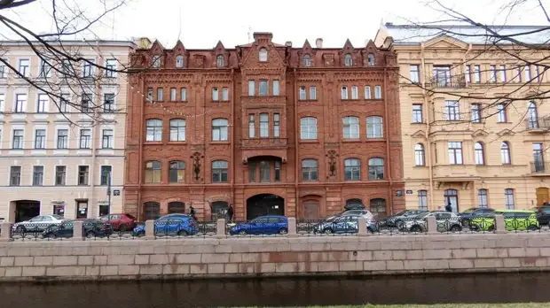 В Петербурге с молотка уйдёт часть дома с видом на Новую Голландию