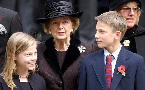 Маргарет Тэтчер с внуками.