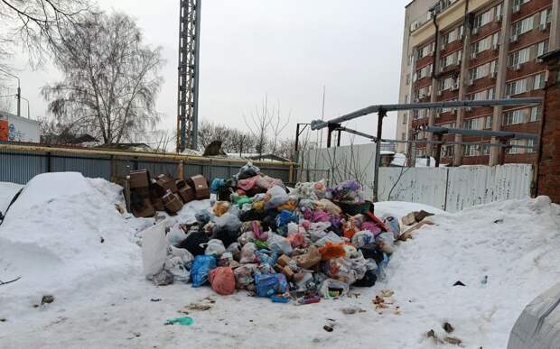 Рязанцы пожаловались на скопление мусора на улице Чкалова