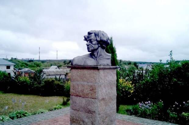 Памятник Василию Ерошенко в Старом Осколе.