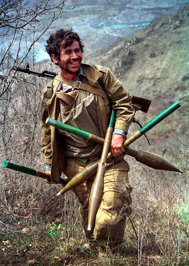 Армянский солдат неподалеку от села Хцаберд (азербайджанское название — Чайлаккала) Гадрутского района Нагорного Карабаха, апрель 1993 года
