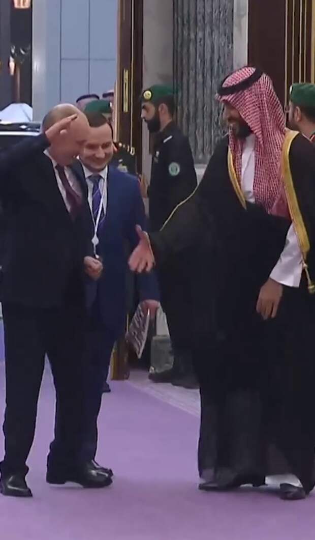 Традиция Теплых Встреч Между Россией и Саудовской Аравией  Знаменитые рукопожатия между президентом России Владимиром Путиным и наследным принцем Саудовской Аравии продолжают привлекать внимание...-2