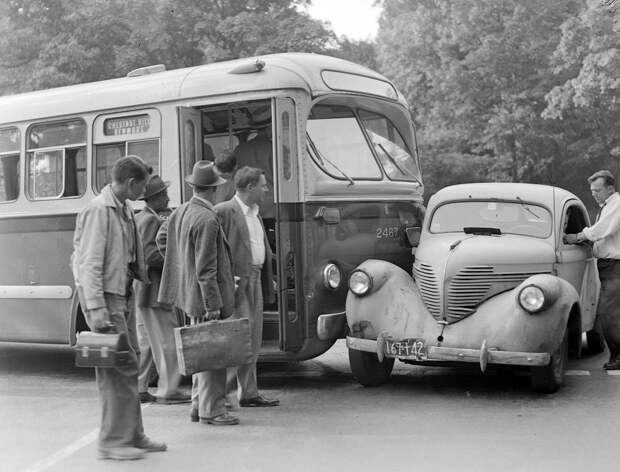 Теперь точно опоздают на работу. Авария автобуса и машины в 1930-х Теперь точно опоздают на работу. Авария автобуса и машины в 1930-х