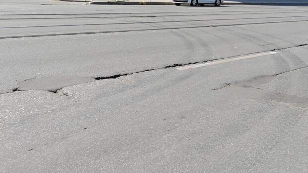 Асфальт провалился на парковке возле торгового центра в Ярославле