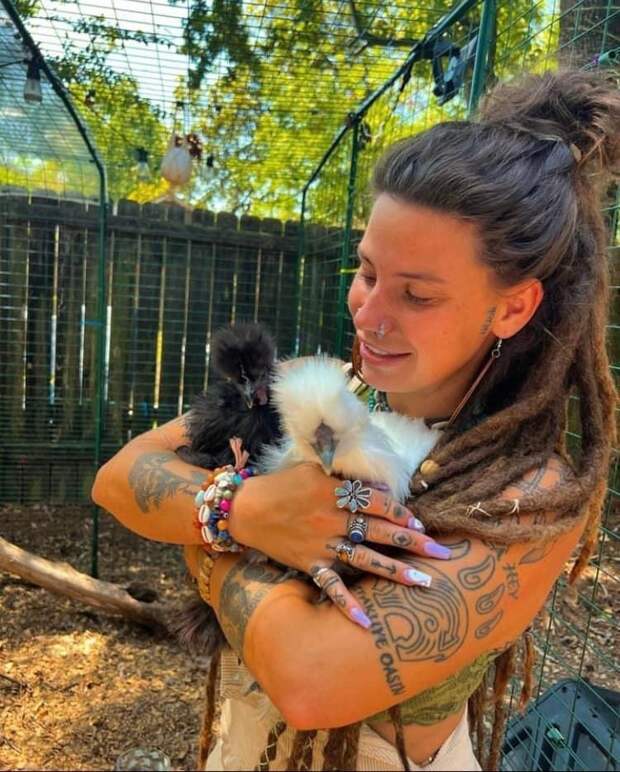 Ферму порнозвезды осадили сотни одержимых мужчин